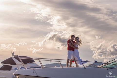 Book Pré-Casamento - Book Pré-wedding - Trash the dress - Book de casal - Sessão de noivos - Save the date - Estúdio Beto Monteiro - Curitiba - barco iate'