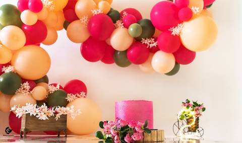 Cenário fotografáfico smash the cake, inspirado no desenho Masha e o Urso, sessão em estúdio realizada pela fotógrafa Helenice Gonçalves. Brasília DF.
'