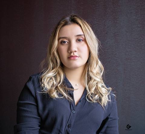 Fotografia Feminnina em estúdio brasília DF, foto feminina DF, fotografa de mulher Helenice Gonçalves Fotografia, retrato feminino Brasília Df, Retrato feminino realizado por Helenice Gonçalves Fotografia, ensaio estúdio.'