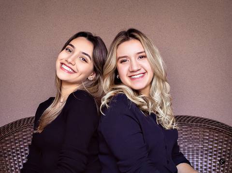 retrato feminino em familia, realizado por helenice gonçalves fotografia, ensaio feminino brasilia df, foto feminina em familia, foto de primas, foto brasilia, foto df. fotográfa em brasilia.'