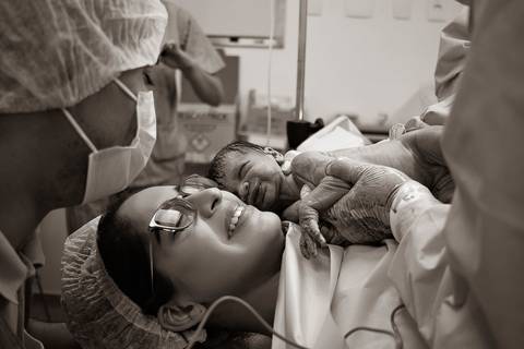 foto de parto, fotografia de nascimento, foto de nascimento por helenice gonçalves fotografia, fotógrafa de parto.'
