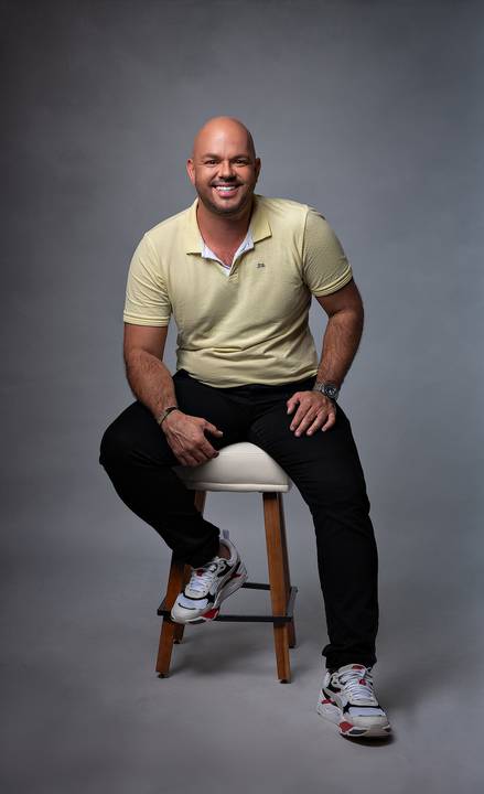 Fotografia masculina em estudio por helenice gonçalves fotogrfia, sessão de fotos corporativas em brasilia df'