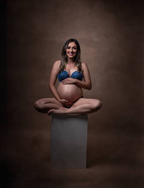 Fotografia de gestante. fotografa de gestante no df, retrato gestante, foto de gestante, ensaio de gestante em estudio em brasilia, helenice gonçal'