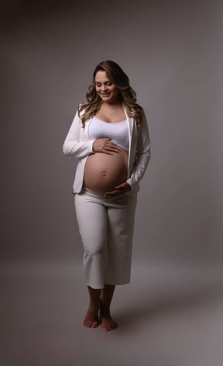 Ensaio Gestante em estudio, ensaio gestante em brasilia, fotografa de gestante em brasilia, ensaio gestante df, foto de gestante, fotografia feita por Helenice Gonçalves Fotografia. '