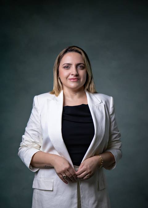 ensaio corporativo feminino em estudio em brasilia df'