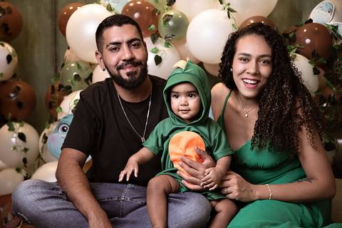 Ensaio Smash the cake em estudio menino com tema dino Baby em Brasilia DF por Helenice Gonçalves Fotografia'