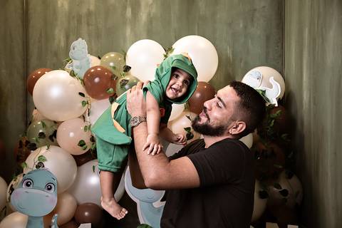 ensaio smash the cake em estudio com tema dino baby'