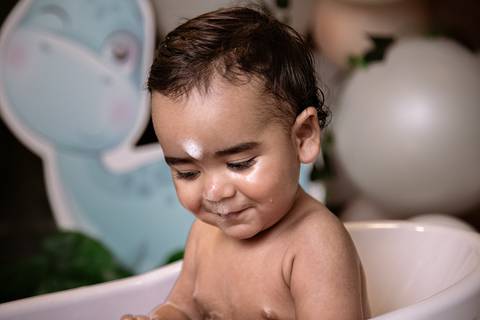 Fotografia smash the cake menino tema dino baby em estudio por helenice gonçalves fotografa'