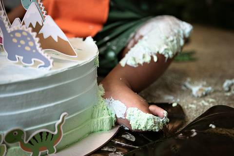 fotografia de smash the cake menino em estudio em brasilia df'