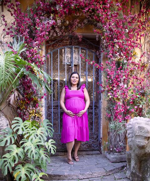 Ensaio externo gestante em viela das lavadeira em embu das artes'