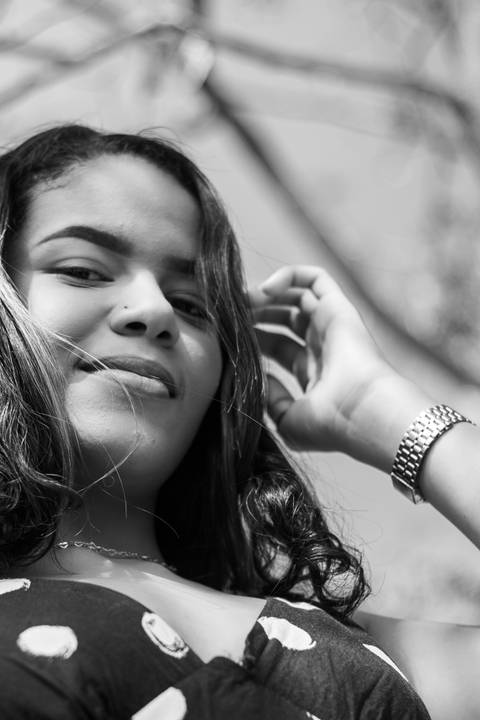 Jovem mulher P&B'