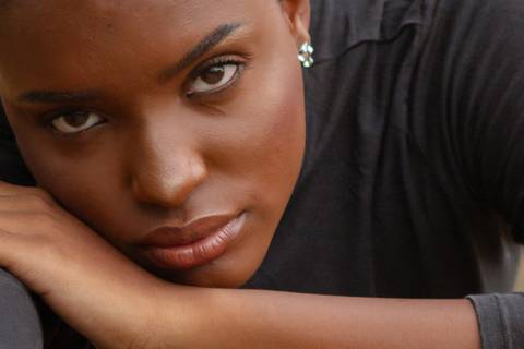 Ensaio fotográfico urbano, mulher negra, ensaio de moda - via light'