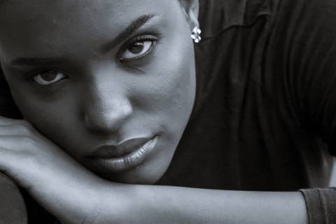 Ensaio fotográfico urbano, mulher negra, ensaio de moda - via light'