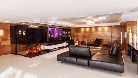 sala com sofa de couro'