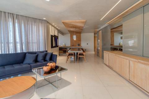 sala ampla sofá azul'