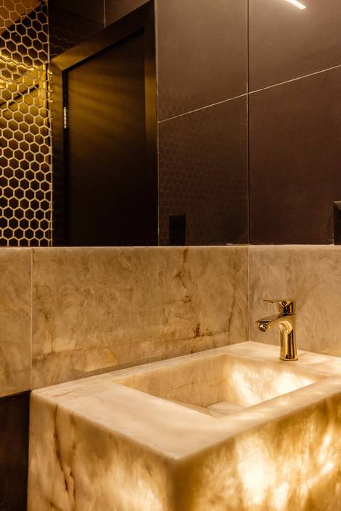 lavabo de luxo lavabo dourado lavabo de ouro iluminação em lavabo diego rocha fotografo fotografia de arquitetura e ambiente bh belo horizonte'