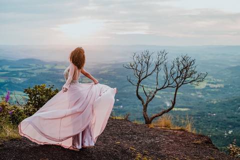 ideia de pose para ensaio de 15 anos debutante ensaio nas montanhas diego rocha fotografo'