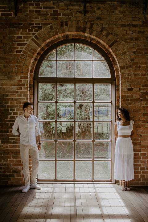 Casal na janela da estação de trem'