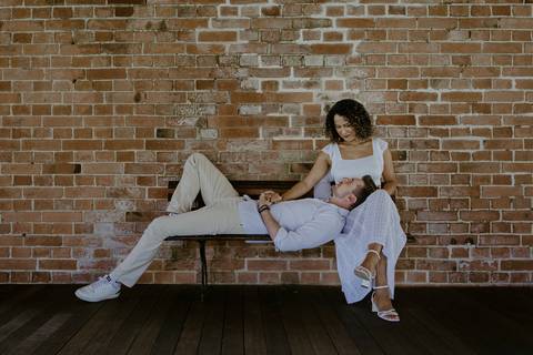 Casal no banco da estação de trem'