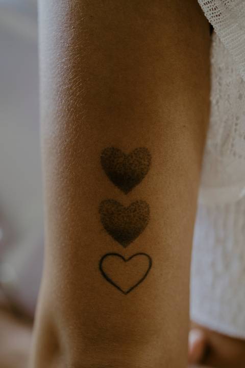 detalhe da tatuagem de coração'