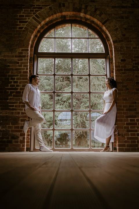 Noivos na janela da estação de Paranapiacaba'