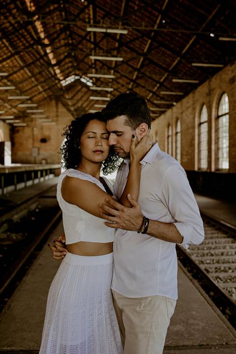 close casal de olhos fechados'