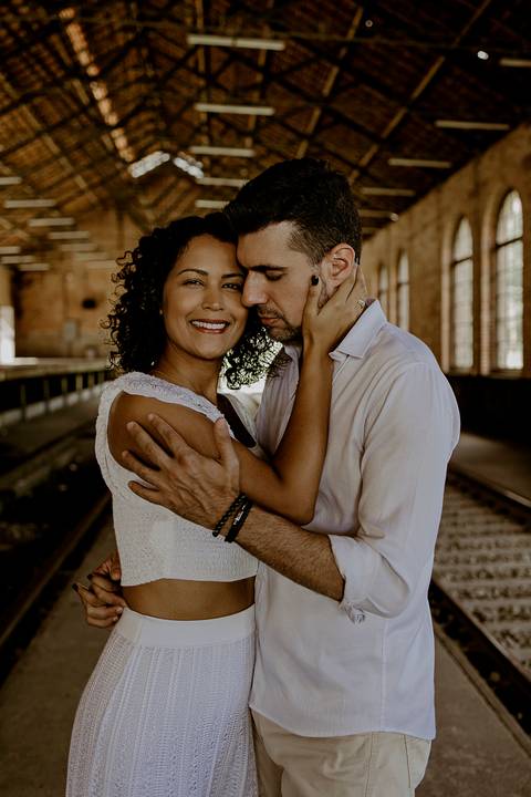 close casal nos trilhos do trem'
