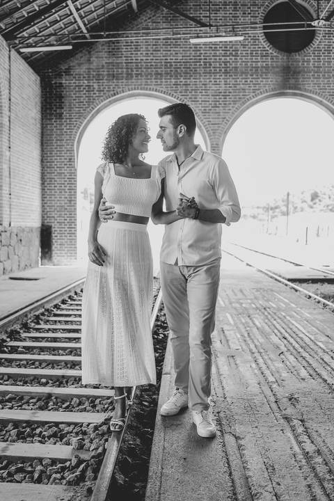 ensaio pre wedding nos trilhos do trem'