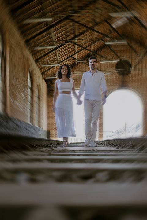 casal caminha nos trilhos do trem em Paranapiacaba'