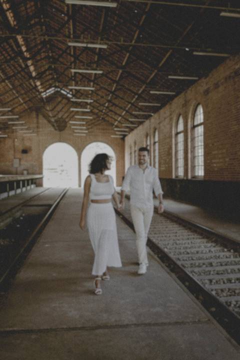 fotografia entre as plataformas de trem da estação de Paranapiacaba'