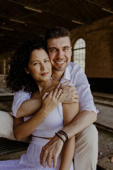 close do casal sentado nas escadas da estação de trem'