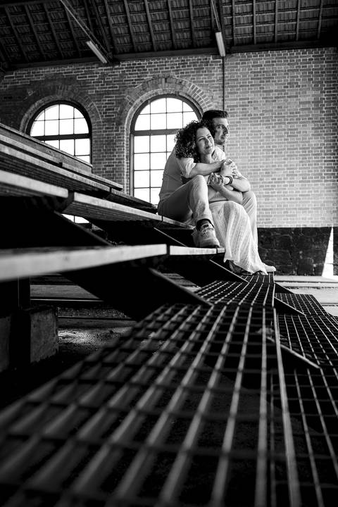 casal sentado nas escadas da estação de trem'