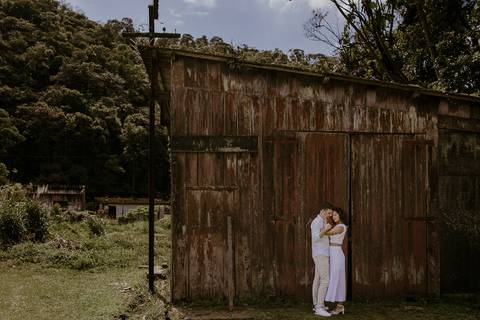 ensaio pre wedding fotografia no barracão próximo à estação de trem'