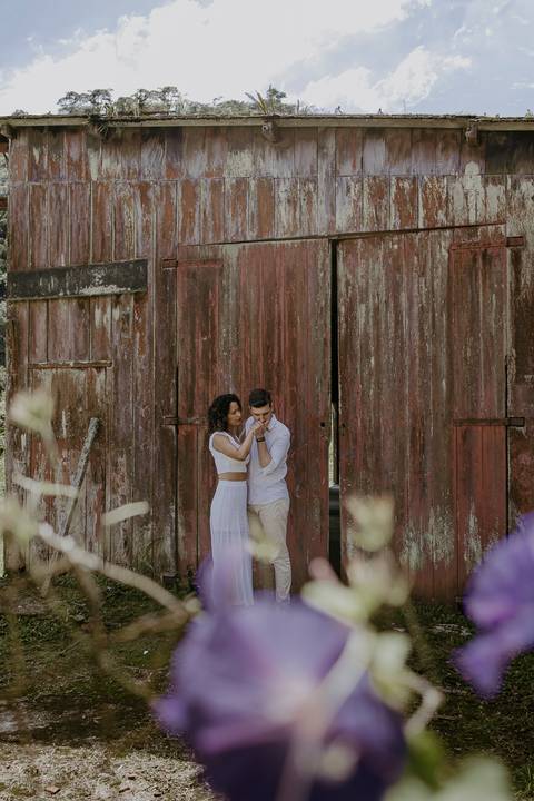 ensaio pre wedding close casal na frente do barracão próximo à estação de trem'