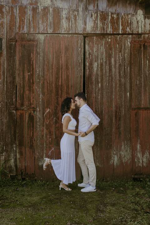 ensaio pre wedding foto do casal em frente ao barracão próximo à estação de trem'