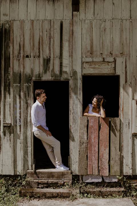 casal na janela em Paranapiacaba'