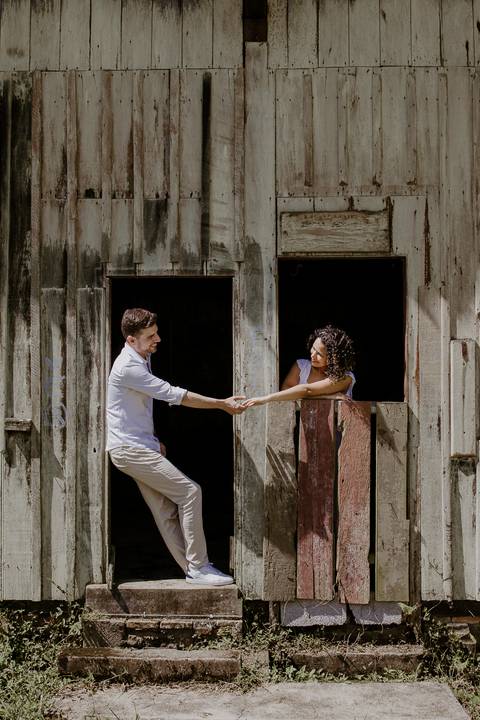 ensaio pre wedding casal na janela em Paranapiacaba'