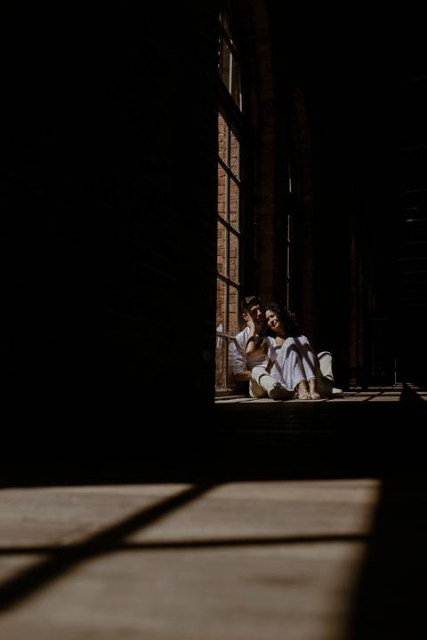 Ensaio pre wedding fotografia em luz e sombra na estação de trem de Paranapiacaba'