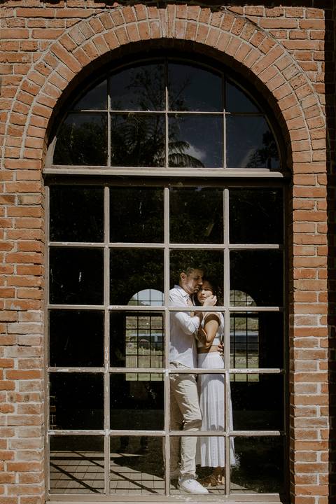 fotografia casal pelo lado de fora da janela da estação'