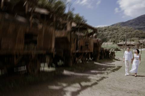 fotografia do casal ao lado da locomotiva abandonada em Paranapiacaba'