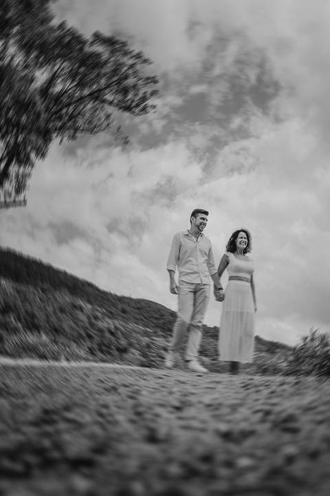 foto casal caminhando na rua'