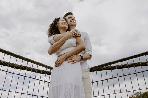 Pre wedding fotografia do casal na ponte em Paranapiacaba'