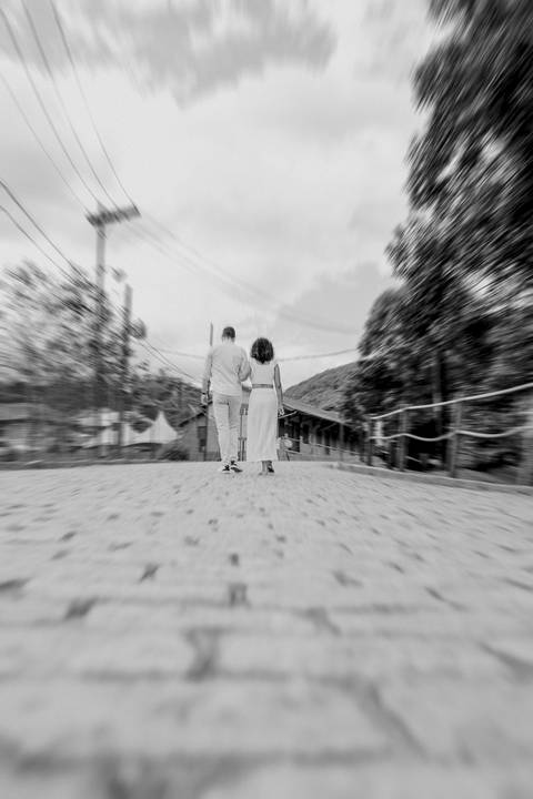 casal caminhando pelas ruas de Paranapiacaba'