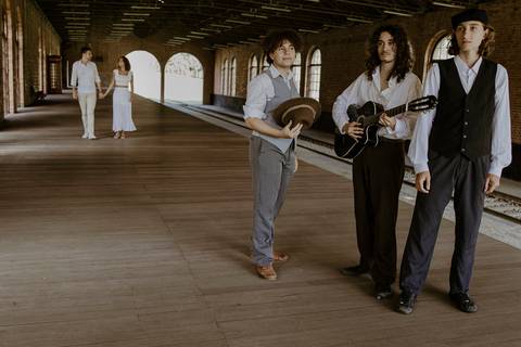 Casal caminhando na plataforma de trem'