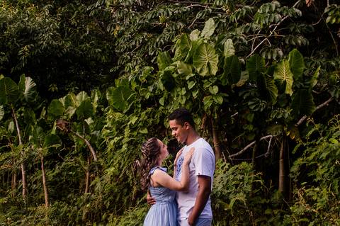 casal abraçados'