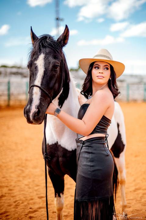 ensaio feminino com cavalo'