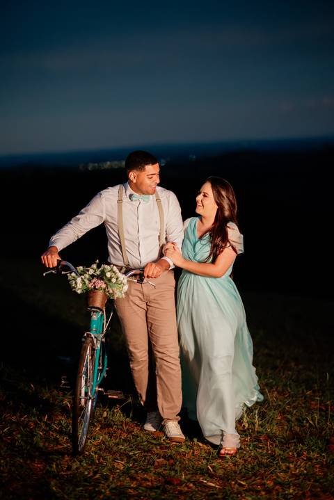 pre-wedding-laura-e-paulo-roberto-serra-do-salitre-waldavilafotografia-carmodoparanaiba
-casalmontanha-casalfogueira-casalflores-casalbicicleta'