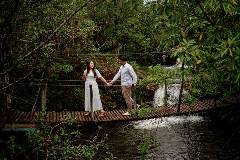 pre-wedding-laura-e-paulo-roberto-serra-do-salitre-waldavilafotografia-carmodoparanaiba -casalcachoeira-beijo-ponte'