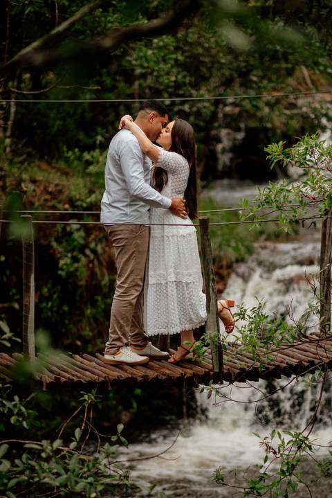 pre-wedding-laura-e-paulo-roberto-serra-do-salitre-waldavilafotografia-carmodoparanaiba -casalcachoeira-beijo-ponte'