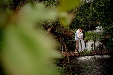pre-wedding-laura-e-paulo-roberto-serra-do-salitre-waldavilafotografia-carmodoparanaiba -casalcachoeira-beijo-ponte'